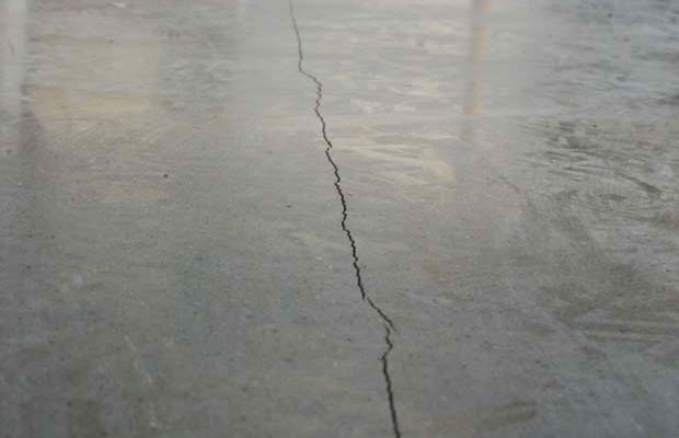 Трещина на промышленном бетонном полу