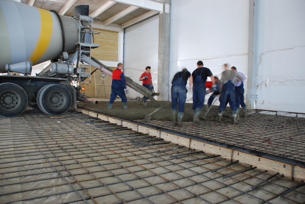 Укладка бетона при устройстве промышленных полов